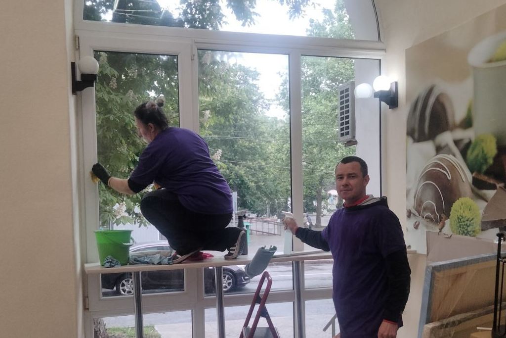 Митье окон, витрин.